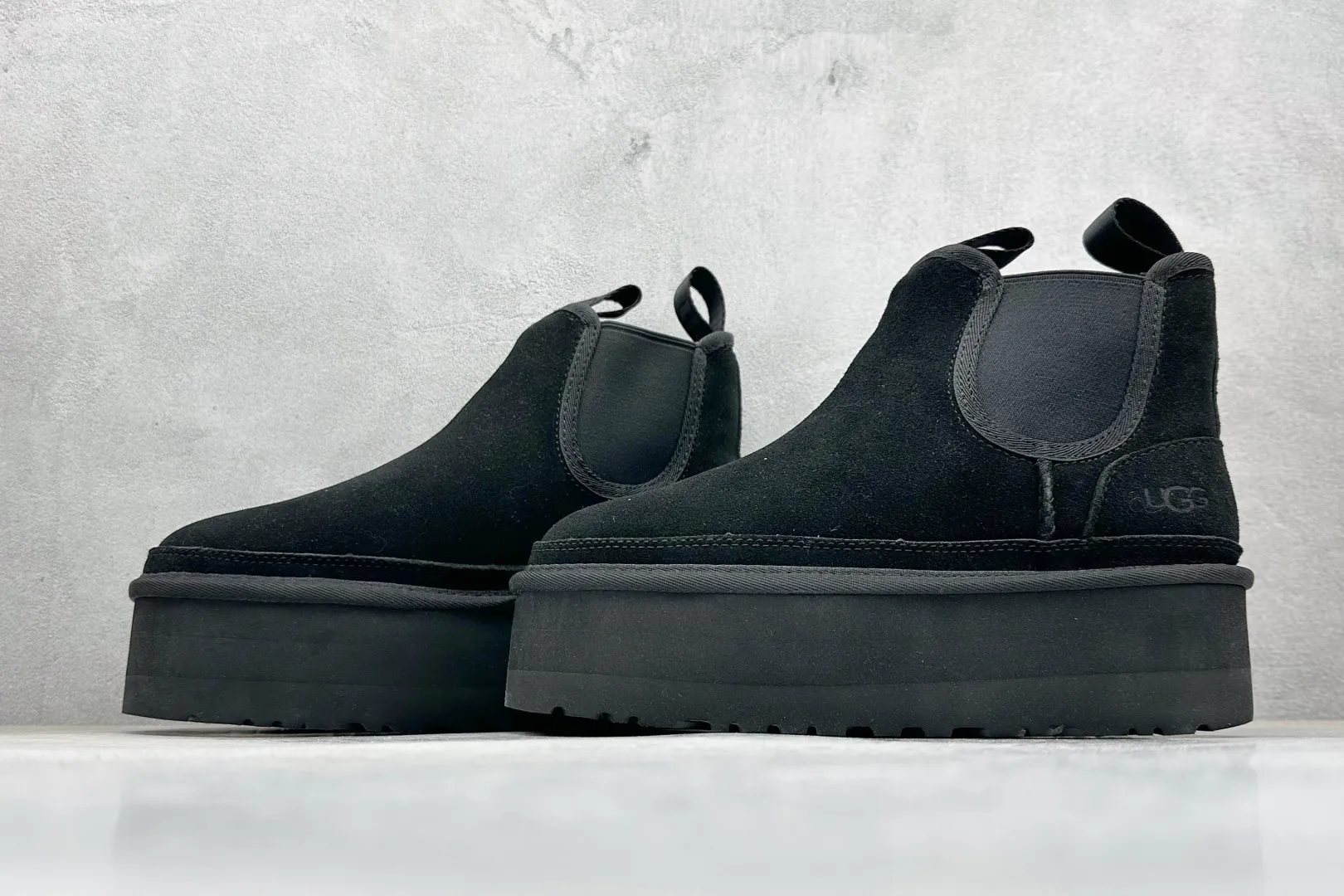 🐲💰 560 supports store UGG sheepskin and fur integrated snow boots 4526 Chelsea thick soles. All shoes are made of ZP from the same factory. Longfeng A-grade Australian imported sheepskin and fur integrated brand OEM production line fully follows the ZP process. OEM original pattern maker adheres to the principle of no original shoes and no development selection. Pay attention to every detail. The most correct version on the market 35-40. Item number: 1134526
